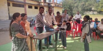 DHAR : पुरस्कार पाकर विद्यार्थियों के चेहरे खिले विष्व दिव्यांग दिवस पर शिविर आयोजित हुआ।
