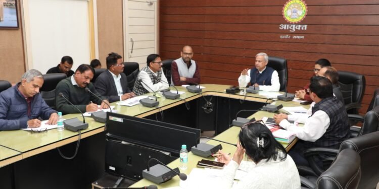 संभागायुक्त श्री सिंह ने वीडियो कॉन्फ्रेन्स के माध्यम से कलेक्टर एवं सीईओ जिला पंचायत को दिए निर्देश..