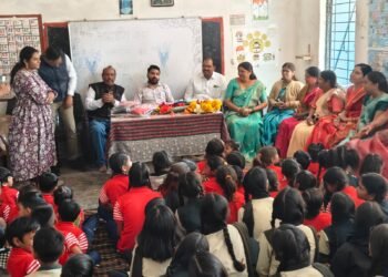 DHAR : आरटीओ ने स्कूल में बच्चों के साथ मनाया जन्मदिन, बच्चों के साथ बैठकर किया भोजन और ड्रेस की वितरित।