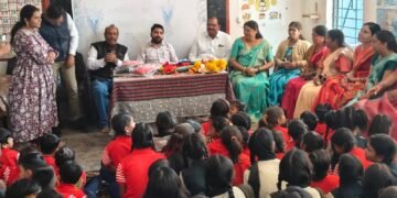 DHAR : आरटीओ ने स्कूल में बच्चों के साथ मनाया जन्मदिन, बच्चों के साथ बैठकर किया भोजन और ड्रेस की वितरित।