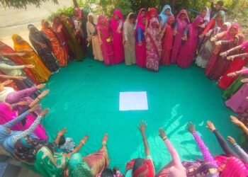 DHAR : हम होंगे कामयाब अभियान के तहत स्वयं सहायता समूह की महिलाओं के साथ जागरूकता कार्यक्रम किया।