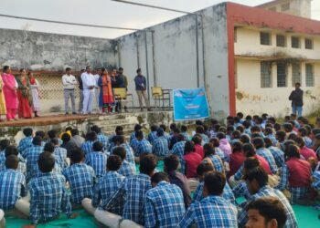 DHAR : हम होंगे कामयाब जागरूकता पखवाड़ा के तहत बालिकाओं को मोबाइल का सुरक्षित इस्तेमाल के संबंध में जानकारी दी।