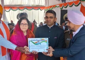 DHAR : सीएम हेल्पलाइन में प्रदेश में उत्कृष्ट कार्य करने पर डॉ. अरोरा हुए सम्मानित।
