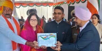 DHAR : सीएम हेल्पलाइन में प्रदेश में उत्कृष्ट कार्य करने पर डॉ. अरोरा हुए सम्मानित।