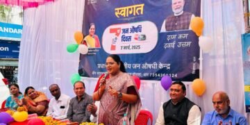 DHAR : जन औषधि दिवस पर राज्यसभा सांसद सुश्री कविता पाटीदार ने प्रधानमंत्री जन औषधि केंद्र में योजना के लाभार्थियों से संवाद किया