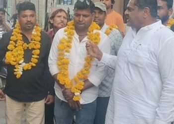DHAR : नगर के वार्ड 14 में सफाई कर्मचारी और दरोगा टीम का सम्मान..