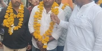DHAR : नगर के वार्ड 14 में सफाई कर्मचारी और दरोगा टीम का सम्मान..
