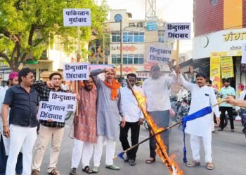 DHAR : पहलगाम हमले के विरोध में धार में आतंकवाद का पुतला दहन, पाकिस्तान के खिलाफ जमकर नारेबाजी…