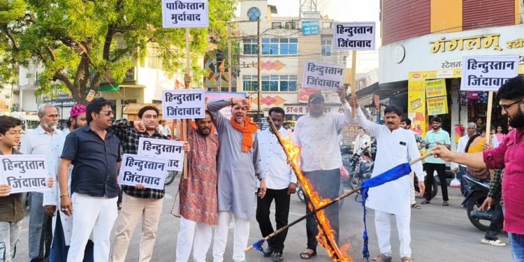 DHAR : पहलगाम हमले के विरोध में धार में आतंकवाद का पुतला दहन, पाकिस्तान के खिलाफ जमकर नारेबाजी…