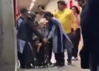 सूटकेस में गर्लफ्रेंड को लेकर पहुंचा छात्र, हॉस्टल में घुसने से पहले पकड़ा गया, वीडियो वायरल