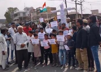 DHAR : आतंकवाद के खिलाफ अमझेरा में मुस्लिम समाज का प्रदर्शन, आतंकवाद का पुतला जलाया और सौंपा ज्ञापन..