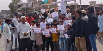 DHAR : आतंकवाद के खिलाफ अमझेरा में मुस्लिम समाज का प्रदर्शन, आतंकवाद का पुतला जलाया और सौंपा ज्ञापन..