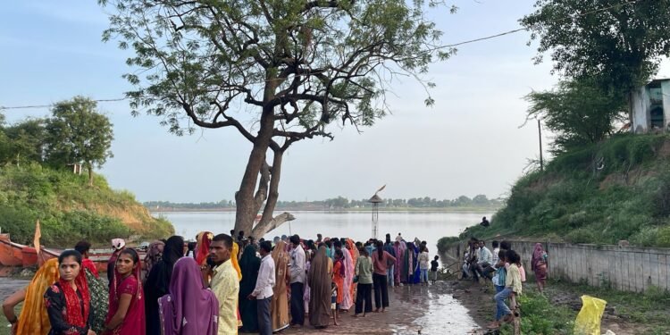 Badwani : ग्राम छोटा बड़दा व अन्य नर्मदा तटों पर दशा माता के विसर्जन में उमड़े श्रद्धालु, पुलिस प्रशासन मुस्तैद..