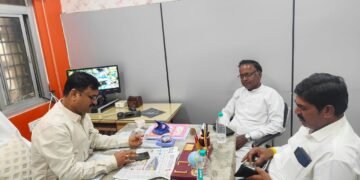 DHAR : भारतीय किसान यूनियन (टिकैत) पदाधिकारियों ने मंडी सचिव से की मुलाकात, भावान्तर योजना में 4000 रुपये मॉडल भाव तय..
