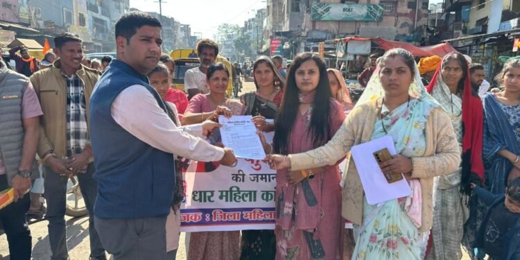 DHAR : उन्नाव रेप केस में भाजपा नेता की जमानत के विरोध में महिला कांग्रेस ने राष्ट्रपति के नाम सौंपा ज्ञापन..
