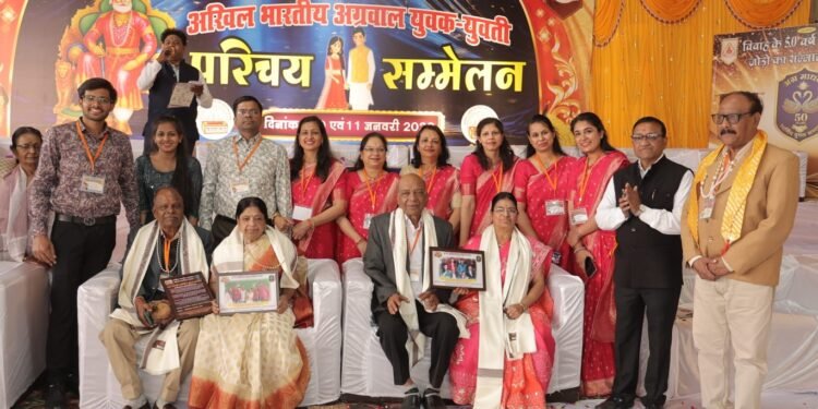 DHAR : महाराजा अग्रसेन की वंदना के साथ अग्रवाल युवक-युवती परिचय सम्मेलन शुरू, ‘रिश्ते’ पत्रिका का लोकार्पण..