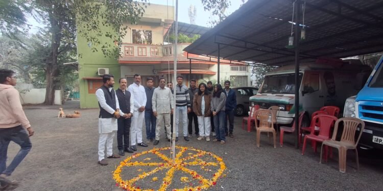 DHAR : नेता प्रतिपक्ष कार्यालय पर ठाकुर द्वारा झंडावंदन समपन्न..