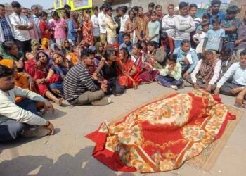 DAMOH : विवाद के बाद फंदे पर मौत, सड़क पर उतरे परिजन, शराब दुकान विवाद बना मौत की वजह?