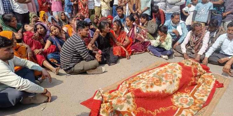 DAMOH : विवाद के बाद फंदे पर मौत, सड़क पर उतरे परिजन, शराब दुकान विवाद बना मौत की वजह?