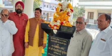 DHAR : पूर्व विधायक स्व. मोहन सिंह बुंदेला की सातवीं पुण्यतिथि पर श्रद्धांजलि, कार्यकर्ताओं ने लिया संकल्प..