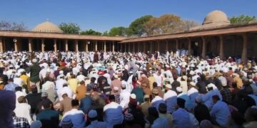 DHAR : चांद के दीदार के साथ मनाई गई ईद-उल-फितर, लाट मस्जिद में उमड़ी हजारों की भीड़…