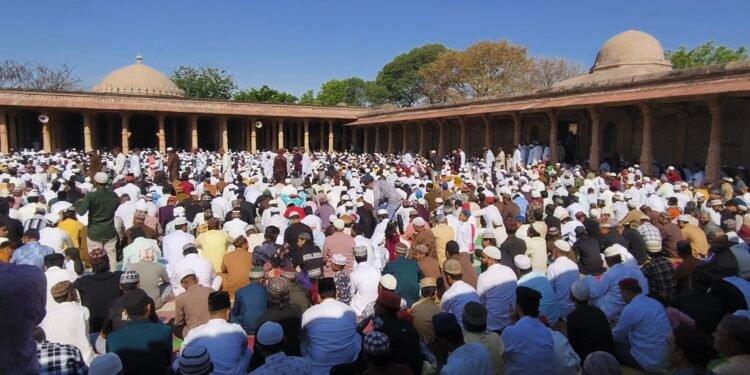 DHAR : चांद के दीदार के साथ मनाई गई ईद-उल-फितर, लाट मस्जिद में उमड़ी हजारों की भीड़…