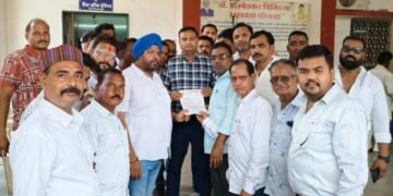 DHAR : धार में कांग्रेस का प्रदर्शन, शहर की सफाई, आवारा कुत्तों की समस्या और मुख्यमंत्री की टिप्पणी के विरोध में सौंपे दो ज्ञापन..