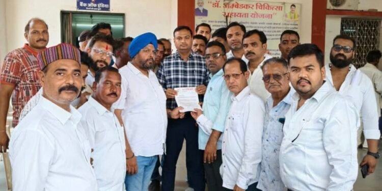 DHAR : धार में कांग्रेस का प्रदर्शन, शहर की सफाई, आवारा कुत्तों की समस्या और मुख्यमंत्री की टिप्पणी के विरोध में सौंपे दो ज्ञापन..