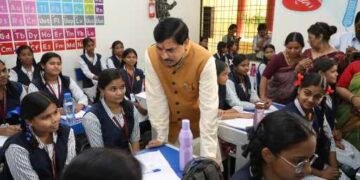 प्रवेशोत्सव 2026 : इंदौर के स्कूल पहुंचे CM डॉ. मोहन यादव, छात्राओं से किया संवाद, बोले- MP में प्राथमिक स्तर पर ड्रॉपआउट दर हुई शून्य..