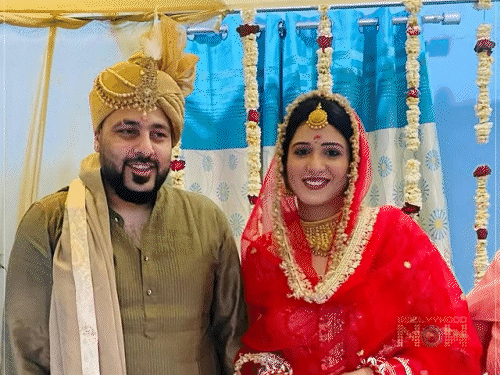 पंजाबी एक्ट्रेस ने बादशाह को बताया पति देव:ईशा रिखी ने रैपर के साथ फोटो शेयर कर कहा- मेरी शादी हो चुकी है