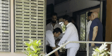 वरुण धवन ने पैर छूकर गोविंदा का लिया आशीर्वाद:गले भी लगे, डेविड धवन को भी संभालते दिखे; देखें वीडियो