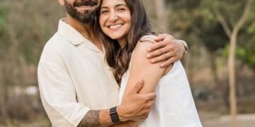 लंदन में फैमिली के साथ टाइम बिता रहीं अनुष्का शर्मा:पति विराट बेटे अकाय को कंधे पर उठाए नजर आए; रिलेक्स्ड अंदाज में दिखीं एक्ट्रेस