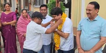 DHAR : जानकीनगर में नई पेयजल पाइपलाइन का शुभारंभ, जल संकट से मिलेगी राहत, क्षेत्रवासियों ने किया पार्षद और सीएमओ का सम्मान..