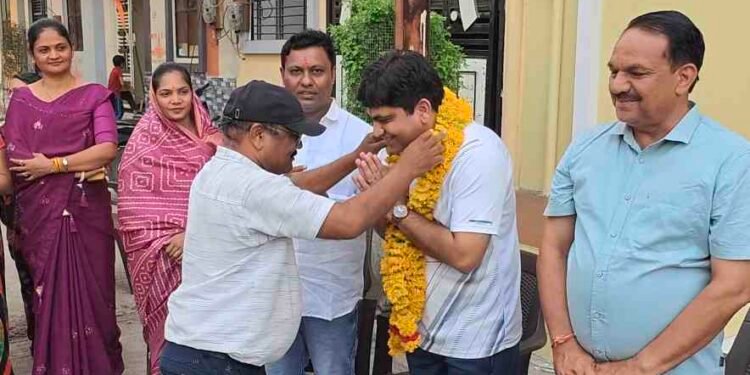DHAR : जानकीनगर में नई पेयजल पाइपलाइन का शुभारंभ, जल संकट से मिलेगी राहत, क्षेत्रवासियों ने किया पार्षद और सीएमओ का सम्मान..