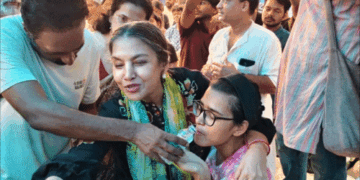 जंतर-मंतर में शबाना आजमी ने खत्म कराया छात्रों का अनशन:कविता कौशिक पुलिस से बोलीं- मेरे देश के बच्चों पर हाथ मत उठाना
