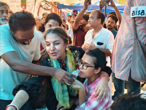 जंतर-मंतर में शबाना आजमी ने खत्म कराया छात्रों का अनशन:कविता कौशिक पुलिस से बोलीं- मेरे देश के बच्चों पर हाथ मत उठाना