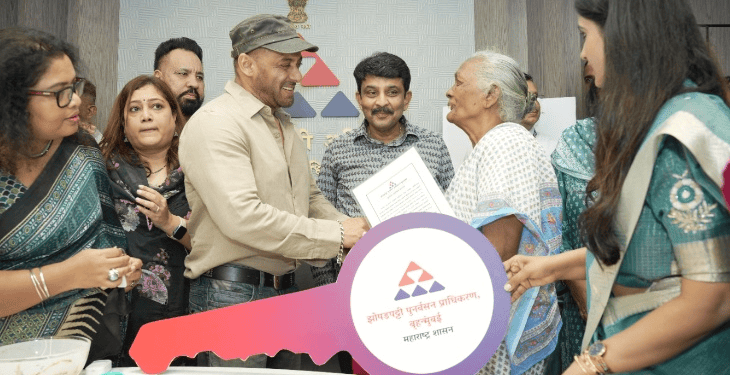 स्लम रिहैबिलिटेशन अथॉरिटी के ऑफिस पहुंचे सलमान खान:बुजुर्गों को चाबियां दीं, हाथ मिलाया, फिल्म मातृभूमि से जुड़ा सवाल करने से इनकार