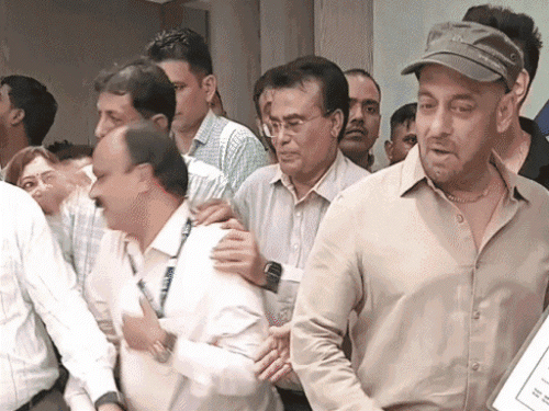 सलमान ने देर रात तस्वीरें शेयर कीं:हेल्थ को लेकर चिंता के बीच पूछा- आप लोगों की तबीयत कैसी है; नए वीडियो में भी थके दिखे