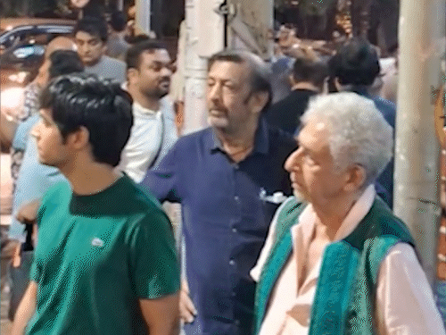 नसीरुद्दीन शाह CJP के सपोर्ट में जंतर-मंतर नहीं पहुंचे:दावा गलत, मुंबई के रीगल सिनेमा के बाहर का है वायरल वीडियो