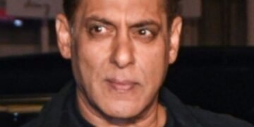 सलमान खान के गैलेक्सी अपार्टमेंट के बाहर पुलिसकर्मी की मौत:लॉरेंस गैंग से सुरक्षा के लिए तैनात थे, ऑन ड्यूटी गिरे, डॉक्टर्स ने मृत घोषित किया