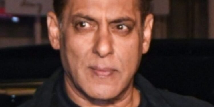 सलमान खान के गैलेक्सी अपार्टमेंट के बाहर पुलिसकर्मी की मौत:लॉरेंस गैंग से सुरक्षा के लिए तैनात थे, ऑन ड्यूटी गिरे, डॉक्टर्स ने मृत घोषित किया