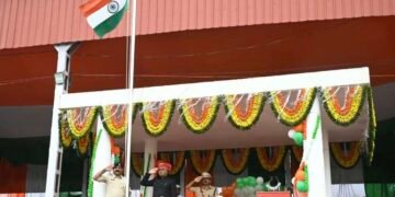 धार में गरिमामय माहौल में मना 80वां स्वतंत्रता दिवस, कलेक्टर राजीव रंजन मीना ने फहराया तिरंगा..