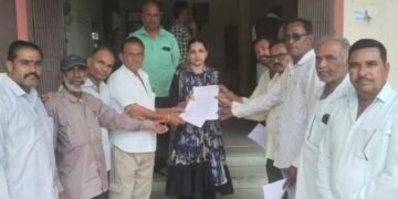 DHAR : डही में 132 KV हाईटेंशन लाइन से प्रभावित किसानों का आंदोलन, पूर्ण मुआवजे और पुनः सर्वे की मांग..