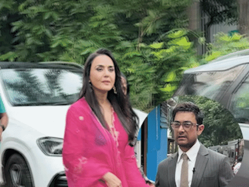 आमिर को इग्नोर करने के दावे पर भड़कीं प्रीति जिंटा:बोलीं- नेगेटिविटी बढ़ाओगे तो तस्वीरों के लिए रुकने की उम्मीद न करें