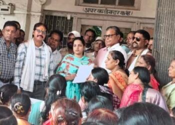 TET के विरोध में शिक्षकों का सामूहिक उपवास, धार में धरना प्रदर्शन के बाद CM के नाम सौंपा ज्ञापन.. वीडियो