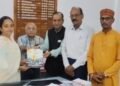DHAR : शिक्षकों की समस्याओं को लेकर मध्य प्रदेश शिक्षक संघ का प्रतिनिधिमंडल अधिकारियों से मिला, लंबित प्रकरणों के जल्द निराकरण की मांग..
