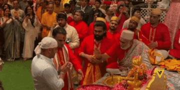 सलमान खान ने एंटीलिया में लिया बप्पा का आशीर्वाद:तिलक लगवाकर फूल अर्पण किए, सिद्धार्थ-कियारा ने भी दर्शन किए; राधिका मर्चेंट की भक्तिमय परफॉर्मेंस में डूबे मेहमान
