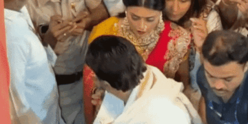 गोविंदा रूमर्ड गर्लफ्रेंड कोमल रानी संग लालबागचा राजा पहुंचे:कुछ देर पहले पत्नी सुनीता अकेले पहुंची थीं; अनन्या पांडे ने पिता के साथ किए दर्शन