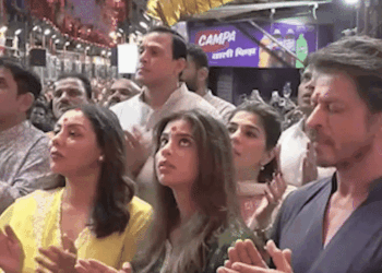शाहरुख खान, गौरी और सुहाना के साथ लालबागचा राजा पहुंचे:एक्टर को गणपति के चरण स्पर्श करना सिखाते दिखीं मैनेजर; दुपट्टे से पोंछा पसीना