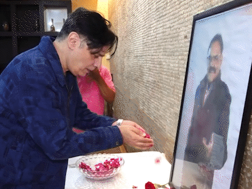 मुश्ताक खान की प्रेयर मीट में पहुंचे सेलेब्स:एक्टर को याद कर अंजन श्रीवास्तव भावुक हुए; प्रेयर मीट से राजपाल यादव को भगाने का दावा गलत